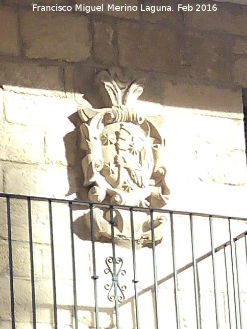 Casa de la Plaza Cronista Cazabán nº 1 - Casa de la Plaza Cronista Cazabán nº 1. Escudo derecho