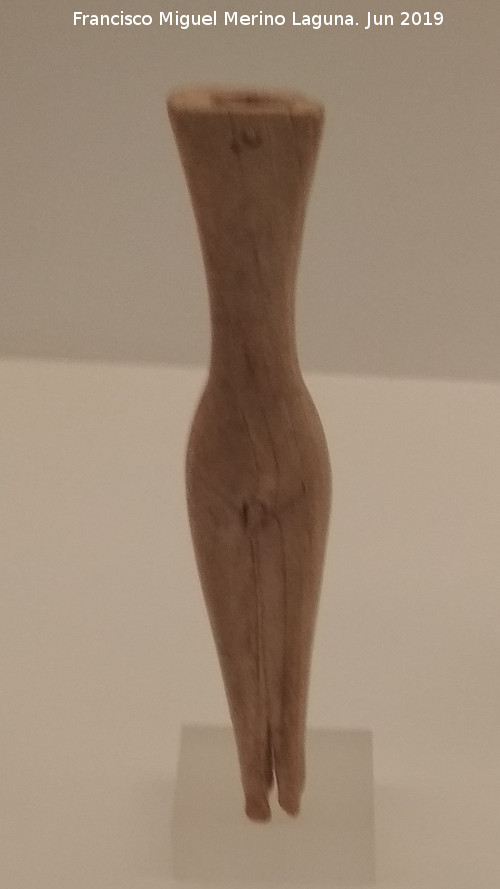 El Malagón - El Malagón. Ídolo de marfil tallado pulido 3.200-2.800 a.C. Museo Arqueológico de Granada