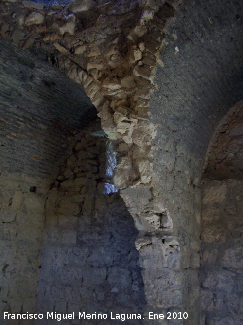 Castillo de Otiñar. Torre del Homenaje - Castillo de Otiñar. Torre del Homenaje. Pared de separación de los dos habitáculos de la primera planta