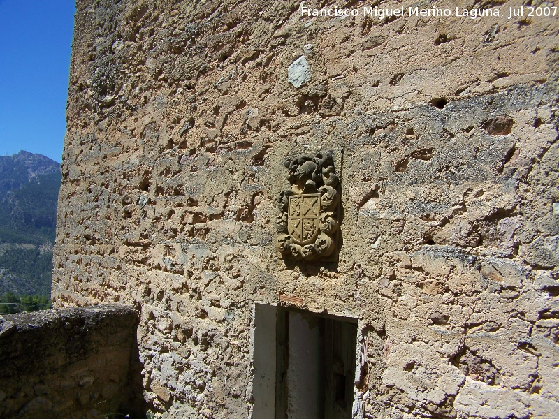 Torreón de la Escuela - Torreón de la Escuela. Escudo y puerta de entrada, el Yelmo al fondo