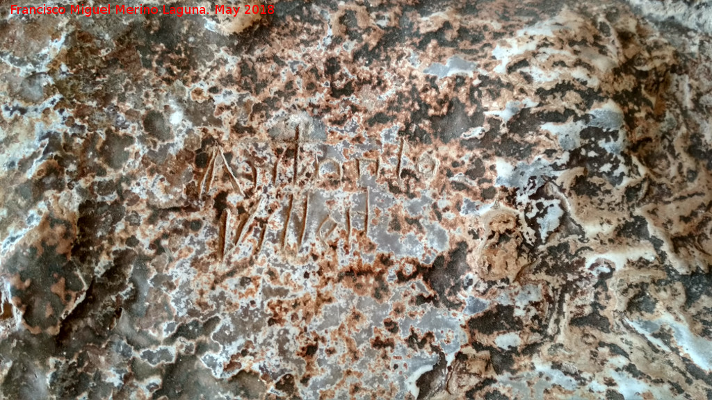 Eremitorio de la Cueva de las Cruces - Eremitorio de la Cueva de las Cruces. Grabado actual con algo punzante, con el nombre Antonio Villén