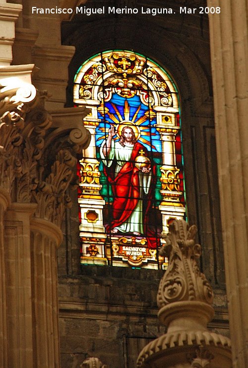 Catedral de Jaén. Vidrieras - Catedral de Jaén. Vidrieras. Vidriera central de la fachada. Salvator Mundi