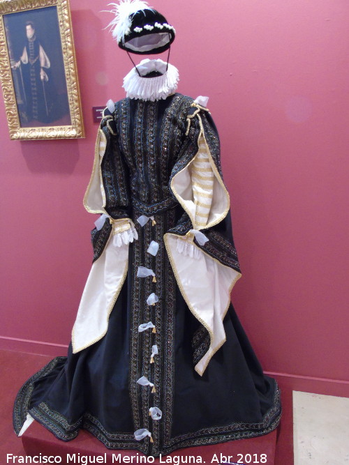 Felipe II - Felipe II. Vestido de Isabel de Valois. Exposición Palacio Episcopal Salamanca