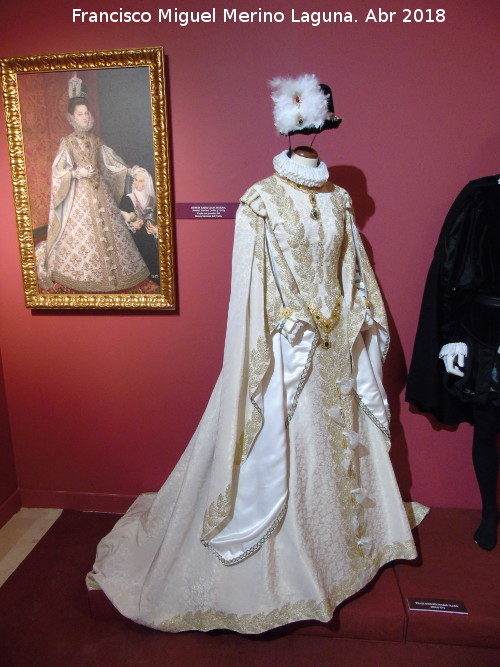 Felipe II - Felipe II. Vestido de la Infanta Isabel Clara Eugenia. Exposición Palacio Episcopal Salamanca
