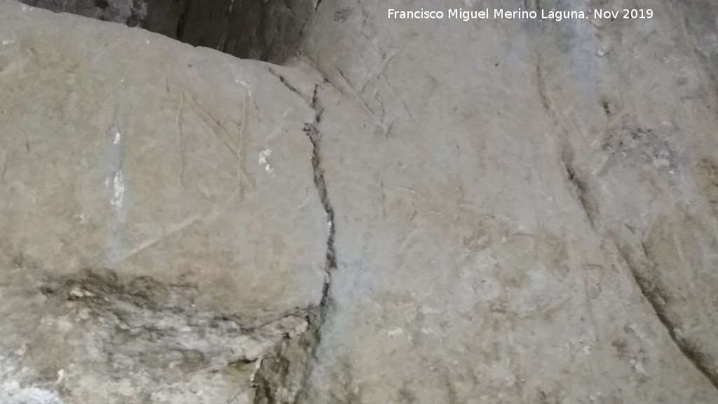 Ermita de San Torcuato - Ermita de San Torcuato. Grabados bajo la hornacina de la puerta de la iglesia primitiva