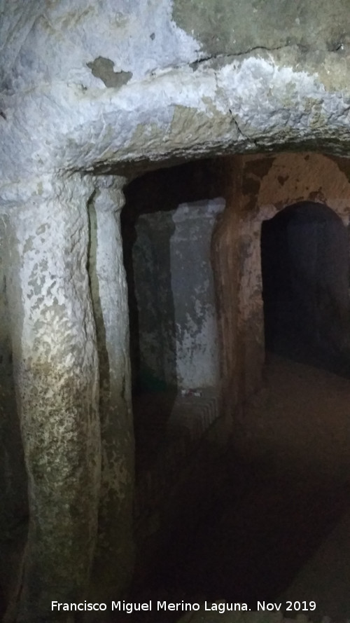 Ermita de San Torcuato - Ermita de San Torcuato. Columnas talladas