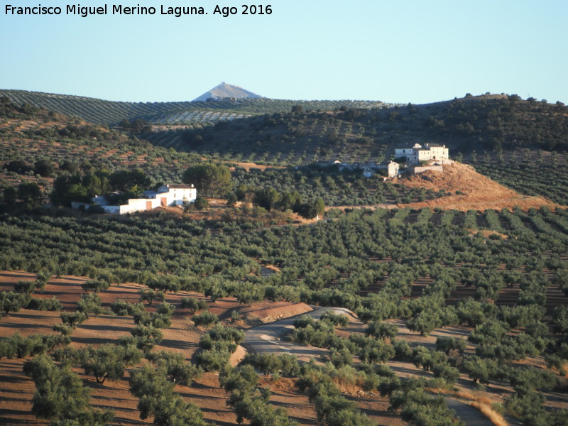Cortijo El Castil Nuevo - Cortijo El Castil Nuevo. El Castil Nuevo, el Castillo de Castil y al fondo la Peña de Martos