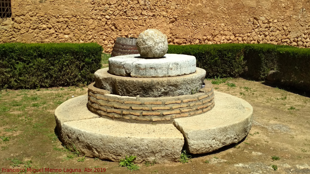 Castillo de los Guzmanes - Castillo de los Guzmanes. Piedras de molino y bolao