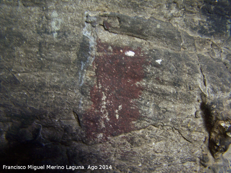 Pinturas rupestres del Abrigo I del Tío Serafín - Pinturas rupestres del Abrigo I del Tío Serafín. Posible zooformo negro y mancha roja. Grupo V