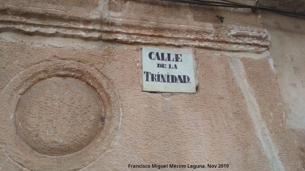 Casa de la Calle de la Trinidad n 1 - Casa de la Calle de la Trinidad n 1. Tondo y antigua placa de calle