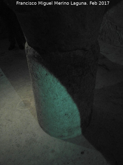 Aljibe Almohade - Aljibe Almohade. Pedestal romano con inscripción