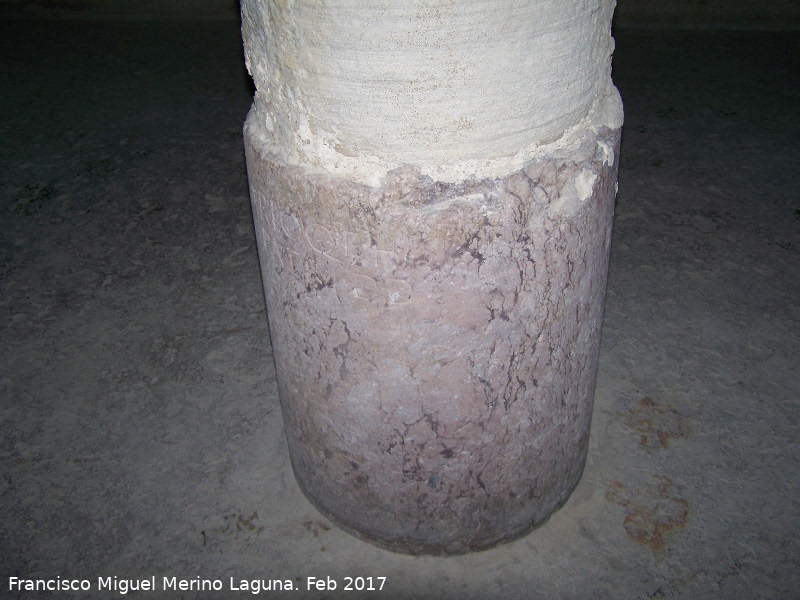 Aljibe Almohade - Aljibe Almohade. Pedestal romano con inscripción