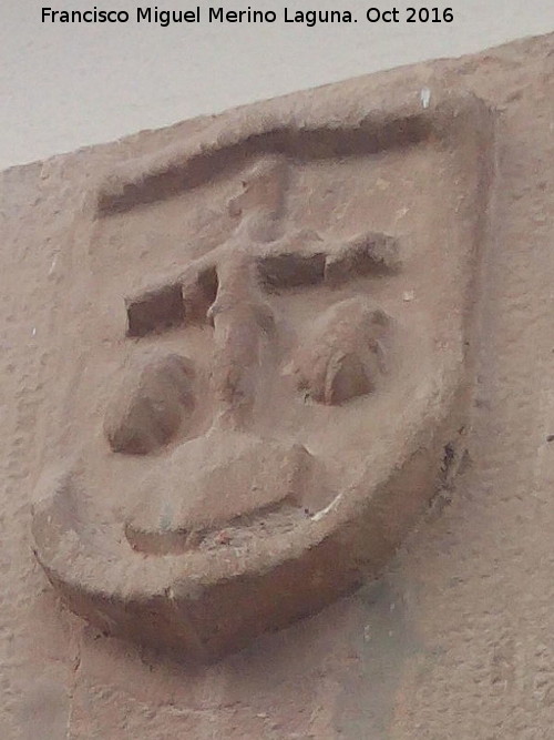 Casa de la Calle Acera de la Trinidad n° 124 - Casa de la Calle Acera de la Trinidad n° 124. Escudo con la Cruz del Calvario y vieiras de Santiago