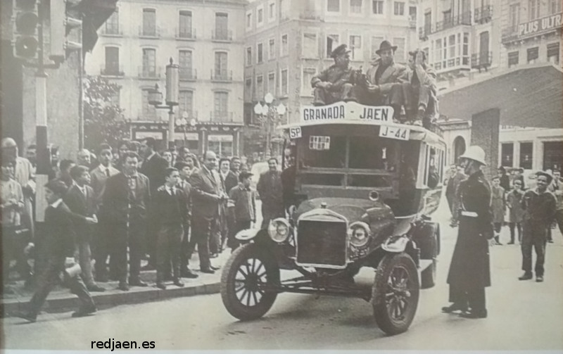 Historia de Ja�n. Siglo XX - Historia de Ja�n. Siglo XX. Autob�s Granada Ja�n. Foto antigua