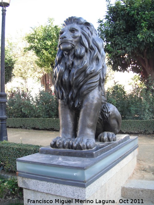 Monumento a los Marqueses de Linares - Monumento a los Marqueses de Linares. León