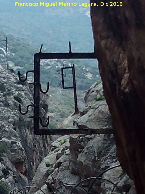 Desfiladero del Gaitanejo - Desfiladero del Gaitanejo. Restos de la antigua conduccin elctrica
