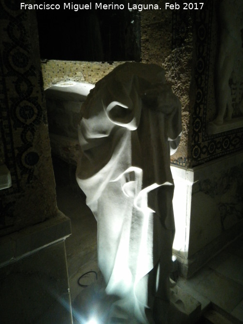 Cripta del Barón Velasco - Cripta del Barón Velasco. Estatua decapitada