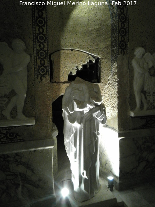 Cripta del Barón Velasco - Cripta del Barón Velasco. Estatua decapitada