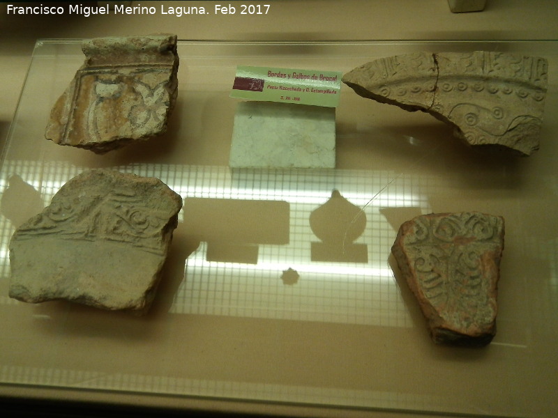Museo Arqueológico Ciudad de Arjona - Museo Arqueológico Ciudad de Arjona. Bordes y galbos de brocal. Siglos XII-XIII