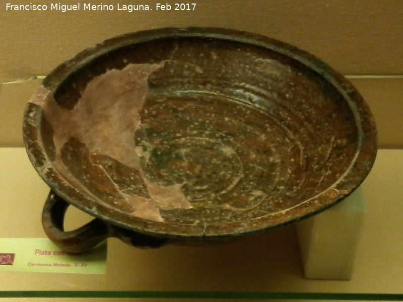 Museo Arqueológico Ciudad de Arjona - Museo Arqueológico Ciudad de Arjona. Plato de cerámica vidriada siglo XV