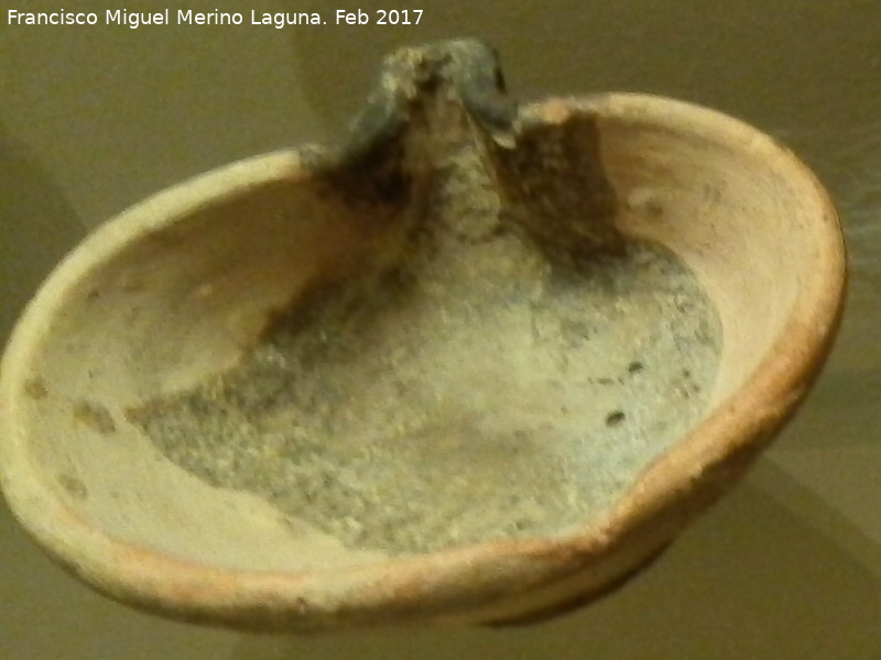 Museo Arqueológico Ciudad de Arjona - Museo Arqueológico Ciudad de Arjona. Candil almohade siglo XII
