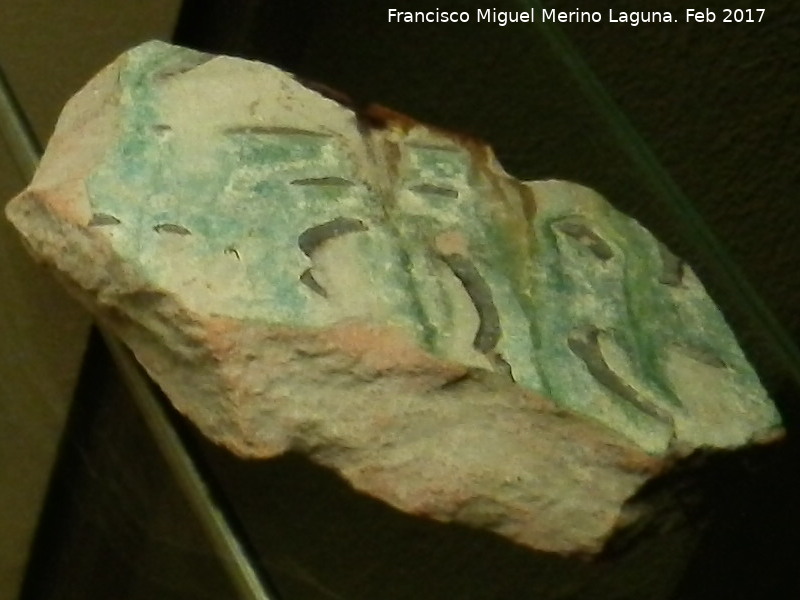 Museo Arqueológico Ciudad de Arjona - Museo Arqueológico Ciudad de Arjona. Galbo de brocal de pozo verde manganeso estampillada siglo XIII