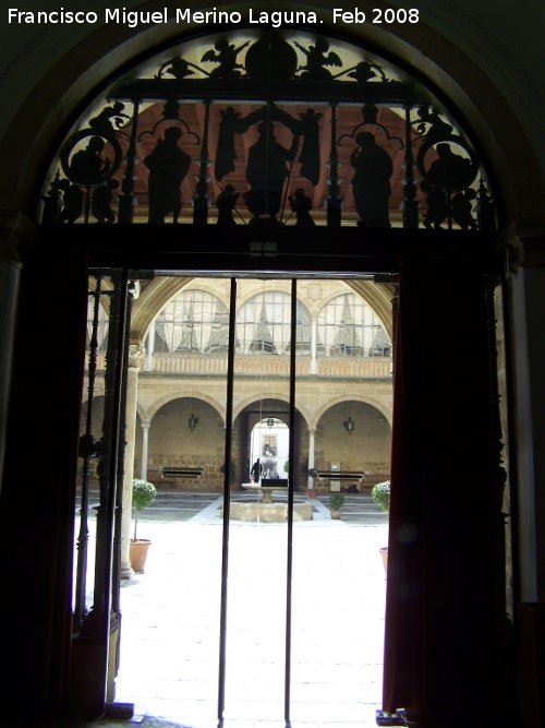 Hospital de Santiago. Capilla - Hospital de Santiago. Capilla. Patio a través de la reja central