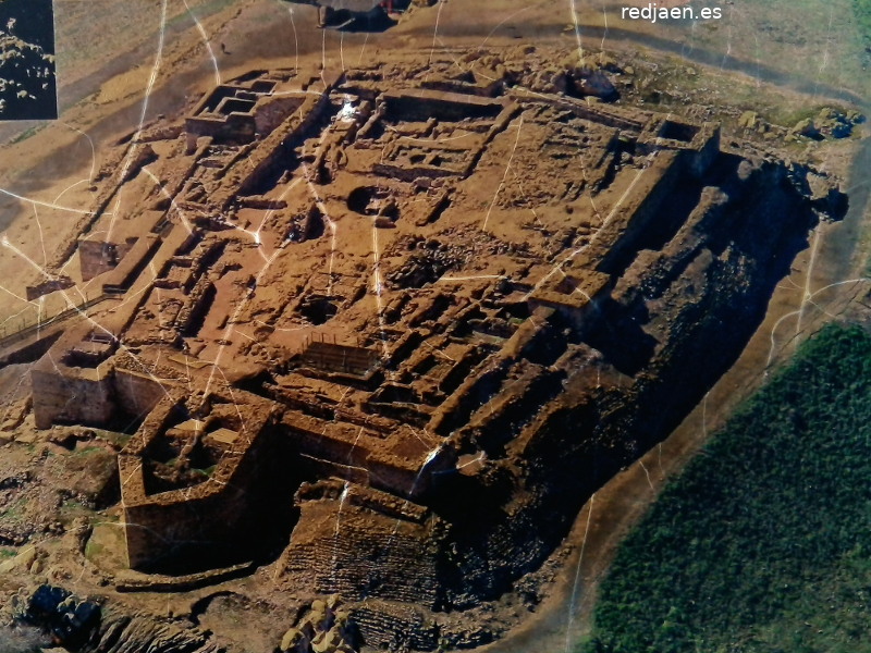 Castillo de Alarcos - Castillo de Alarcos. Foto aérea de un panel informativo