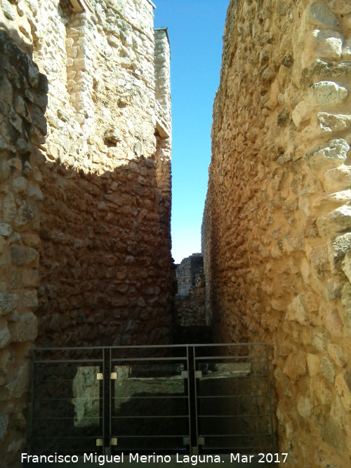 Calatrava la Vieja. Alcázar - Calatrava la Vieja. Alcázar. Espacio entre la iglesia y la muralla