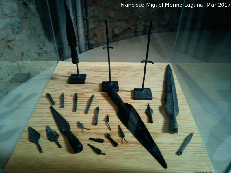 Fosa de Fundación de Alarcos - Fosa de Fundación de Alarcos. Reproducciones de armas encontradas, y expuestas en Calatrava la Vieja - Carrión de Calatrava