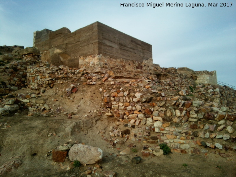Castillo de Alarcos. Torreón Suroeste - Castillo de Alarcos. Torreón Suroeste. Al fondo el Torreón Sur