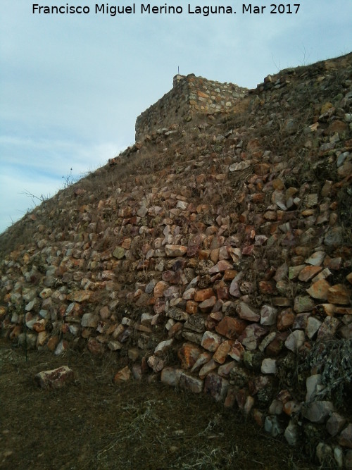 Castillo de Alarcos. Torreón Noreste - Castillo de Alarcos. Torreón Noreste. Sobre el talud
