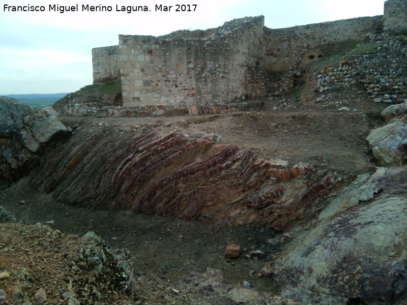 Castillo de Alarcos. Torreón Pentagonal Este - Castillo de Alarcos. Torreón Pentagonal Este. Foso y torreón