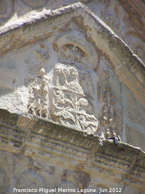 Iglesia de San Pedro - Iglesia de San Pedro. Escudo del frontón de la portada sur