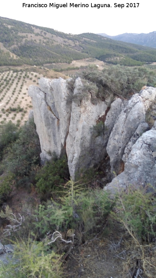Castillo del Cerro de la Casería - Castillo del Cerro de la Casería. Paredes rocosas