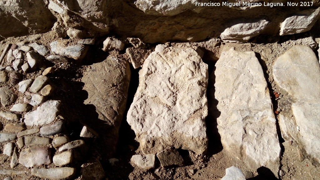 Muralla de Sabiote - Muralla de Sabiote. Losas bajo el empedrado