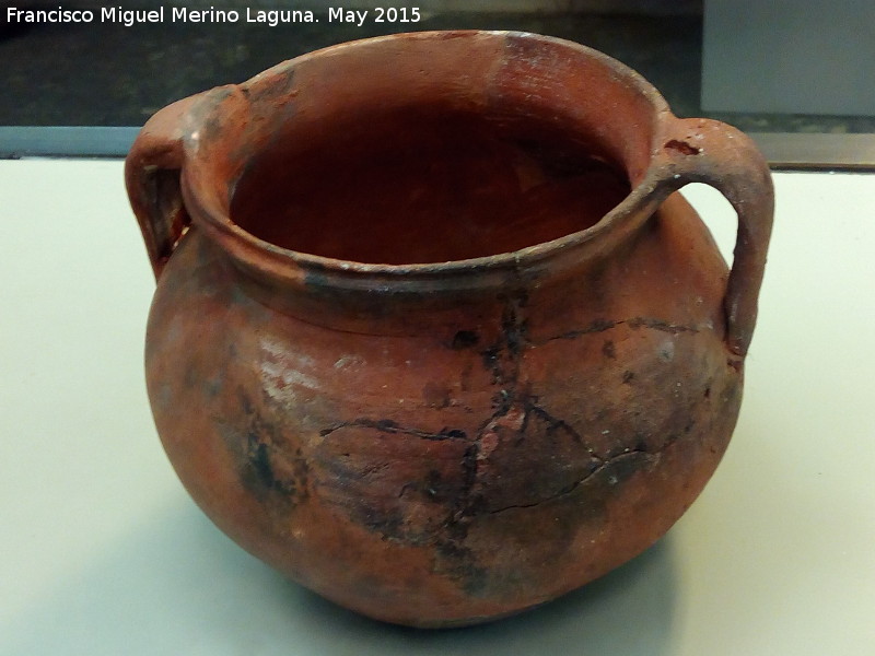 Oppidum del Cerro Miguelico - Oppidum del Cerro Miguelico. Olla de borde bífido emiral siglos IX-X. Museo Provincial de Jaén