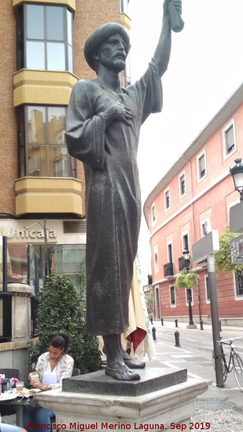 Monumento a Yehuda Ibn Tibon - Monumento a Yehuda Ibn Tibon. Estatua