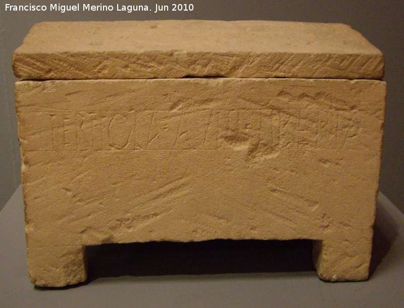 Torre de Fuencubierta - Torre de Fuencubierta. Urna funeraria con inscripción siglo II: TERTIOLA. AVTI. LIBERTA - Tertiola, liberta de Avito