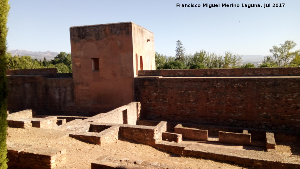 Alhambra. Medina - Alhambra. Medina. Casas delante de la Torre del Capitán