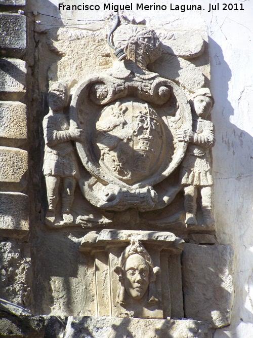 Casa de la Calle Don Diego nº 23 - Casa de la Calle Don Diego nº 23. Escudo derecho