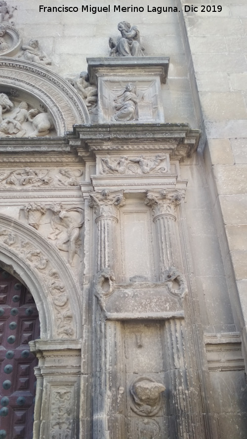 Sacra Capilla de El Salvador del Mundo - Sacra Capilla de El Salvador del Mundo. Detalle de la Portada de Santiago