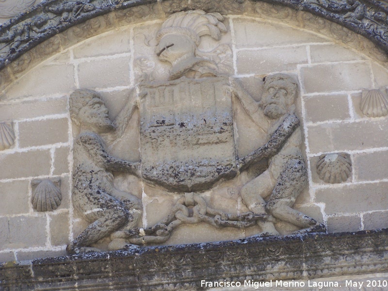 Casa de Las Torres - Casa de Las Torres. Salvajes sosteniendo el escudo de los Dávalos y Orozco