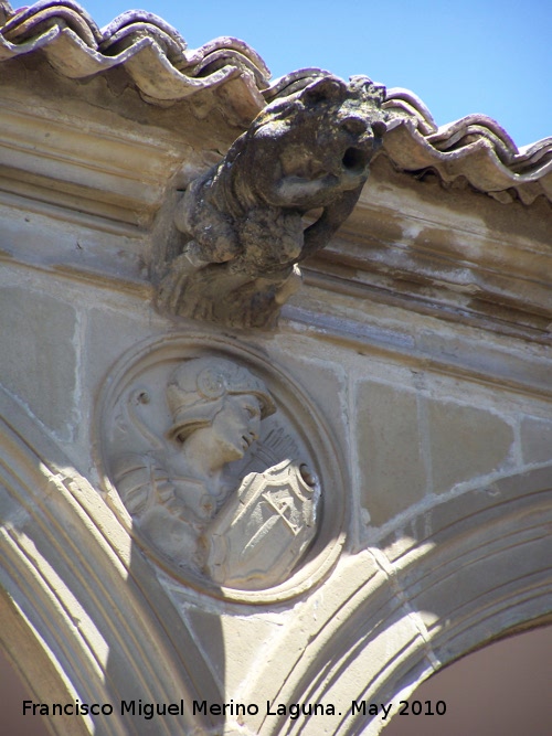 Casa de Las Torres - Casa de Las Torres. Gárgola y tondo de la derecha del lado norte del patio