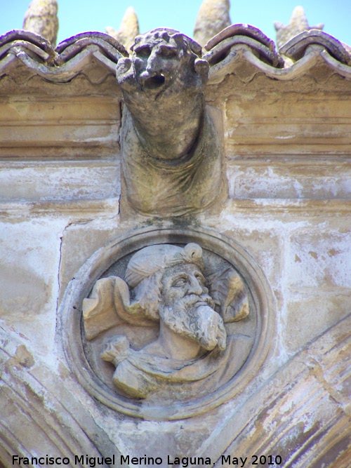 Casa de Las Torres - Casa de Las Torres. Gárgola y tondo de la izquierda del lado Oeste del patio