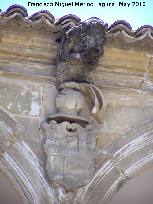 Casa de Las Torres - Casa de Las Torres. Gárgola y escudo central derecha de los Dávalos del lado Sur del patio