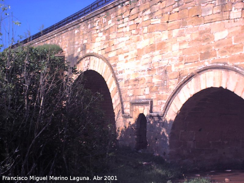 Puente Ariza - Puente Ariza. Puerta que da acceso al habitáculo del guarda del puente y a su vez al Puente romano