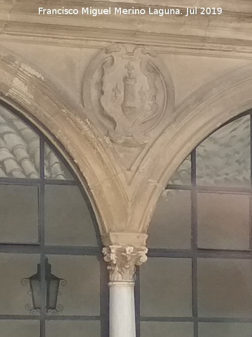 Palacio de Juan Vázquez de Molina - Palacio de Juan Vázquez de Molina. Escudo del patio