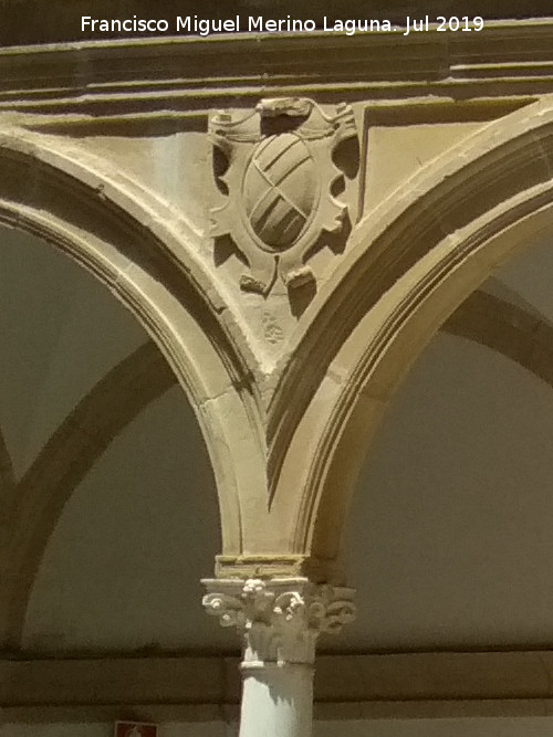 Palacio de Juan Vázquez de Molina - Palacio de Juan Vázquez de Molina. Escudo del patio