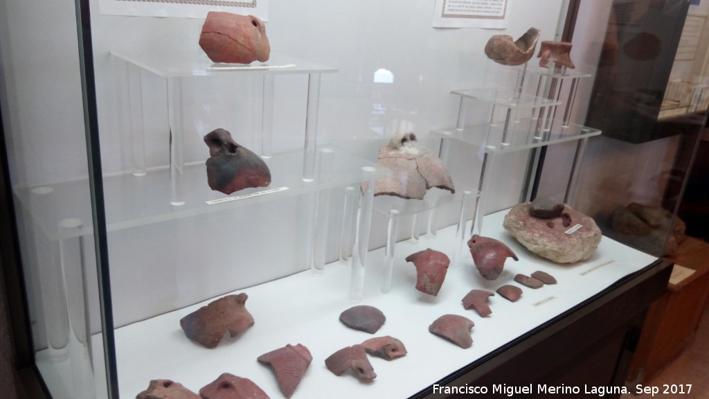 Neolítico - Neolítico. Cerámica almagra neolítica. Museo Histórico de Zuheros